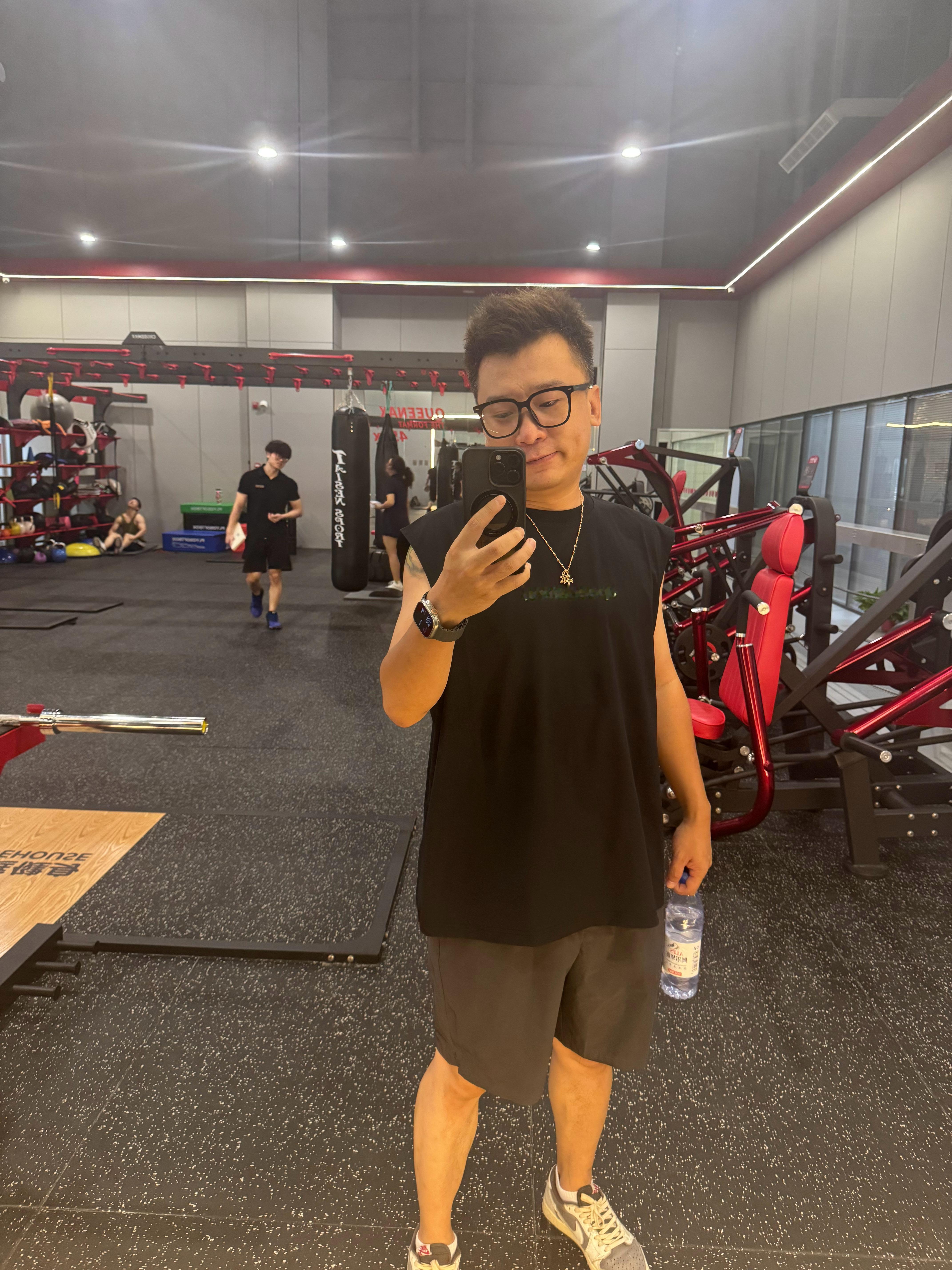 来吧，练起来。最近越来越喜欢穿无袖了。的这个速干无袖真帅！哈哈 ​​​