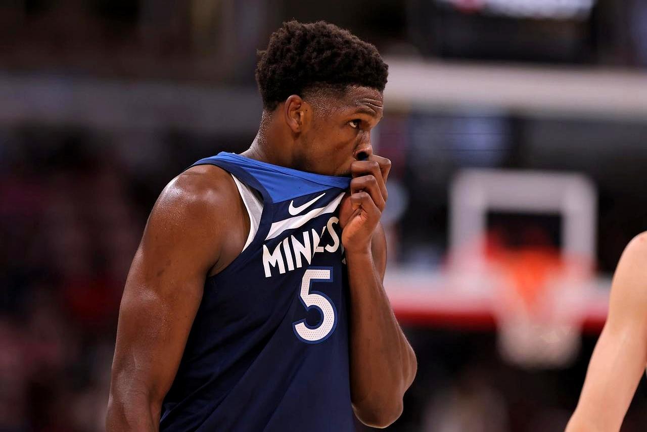 这简直就是犯罪呀，爱德华兹关键时刻两罚不进，森林狼被太阳最后一分钟逆转绝杀，看看