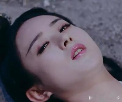 老实人，让我说你什么好？

小区门口并排开着两家水果店。

老张嘴甜会来事，见人