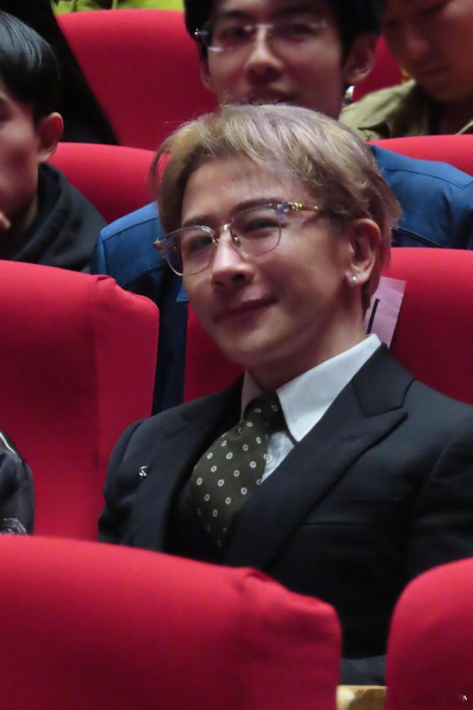 刘谦说胡兵银发第一帅自己第二帅 认真表演的刘谦真是太有魅力了，让人的目光也会不由