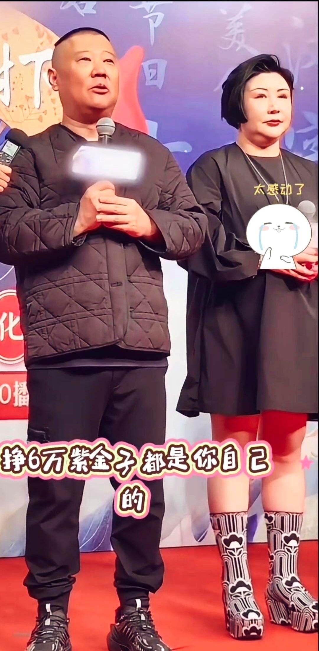 你见过温差最大的夫妻吗？
裹着厚棉袍的郭德纲和穿着短裙的王惠并肩走，两人中间像隔