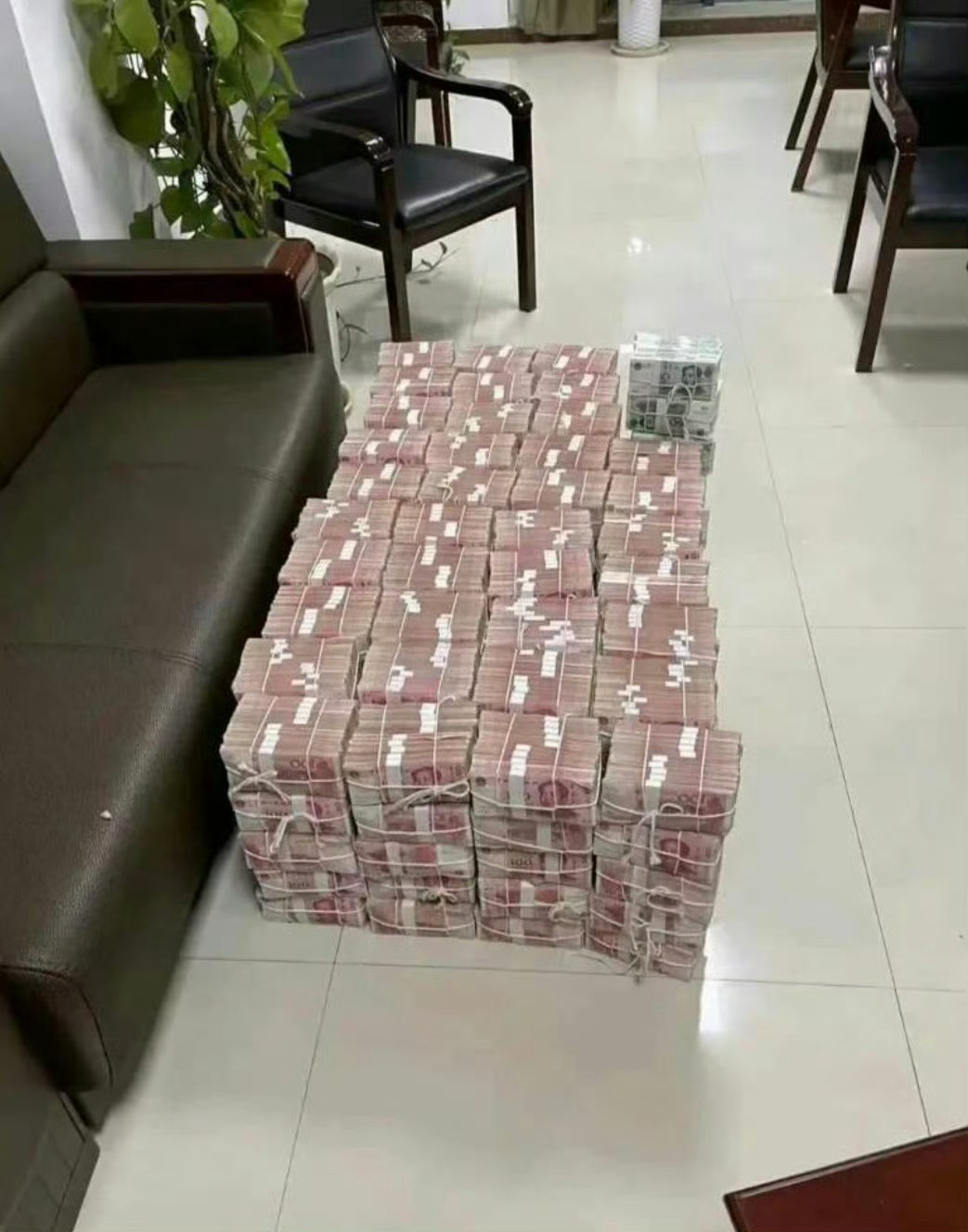 如果你买的彩票中了2000万，你会立马辞职吗？ [doge][思考]  