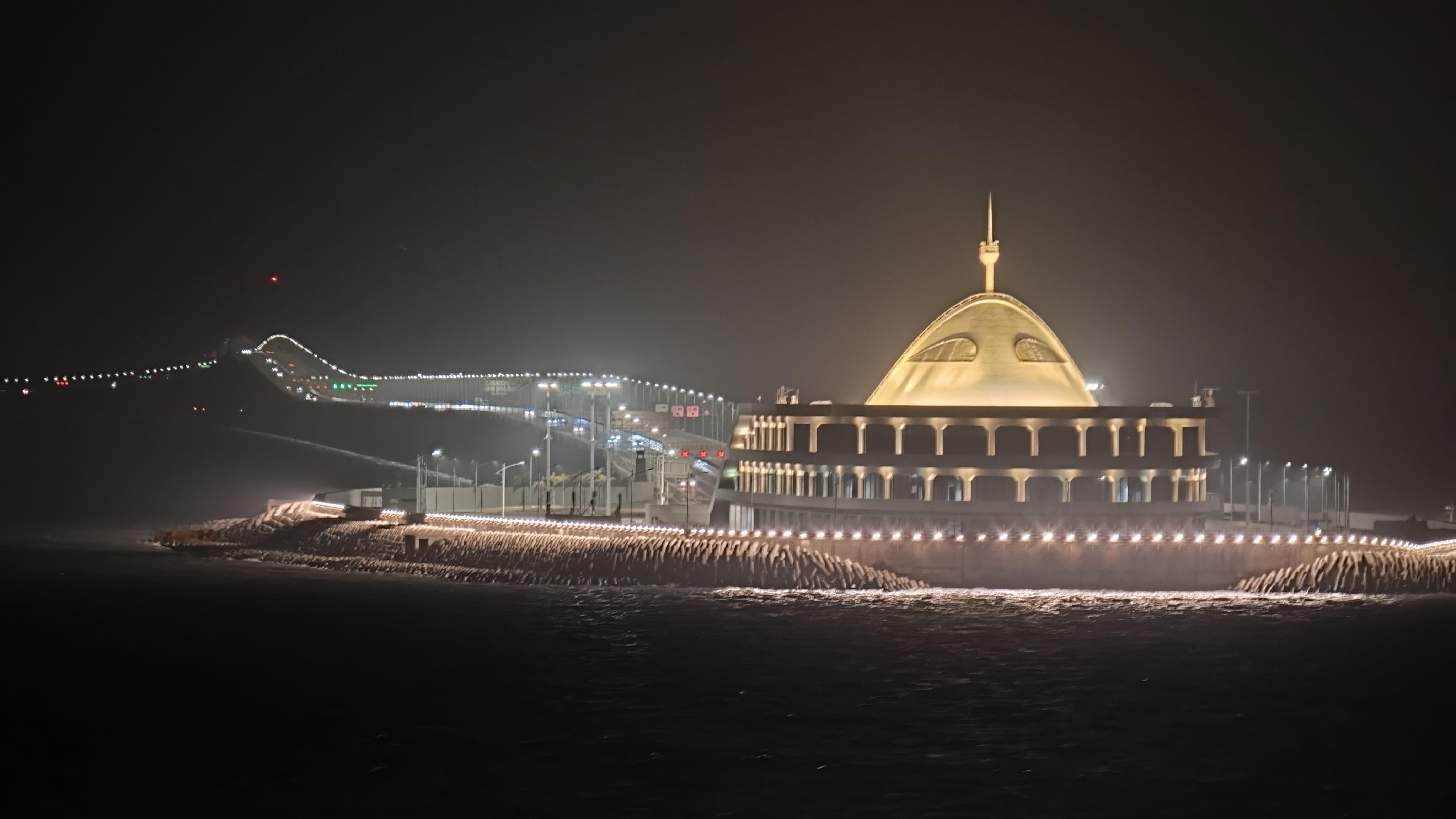 粤车南下必经之路，只是好像大家都有不太好申请去是不是那就再等等嘛 珠海·港珠澳大