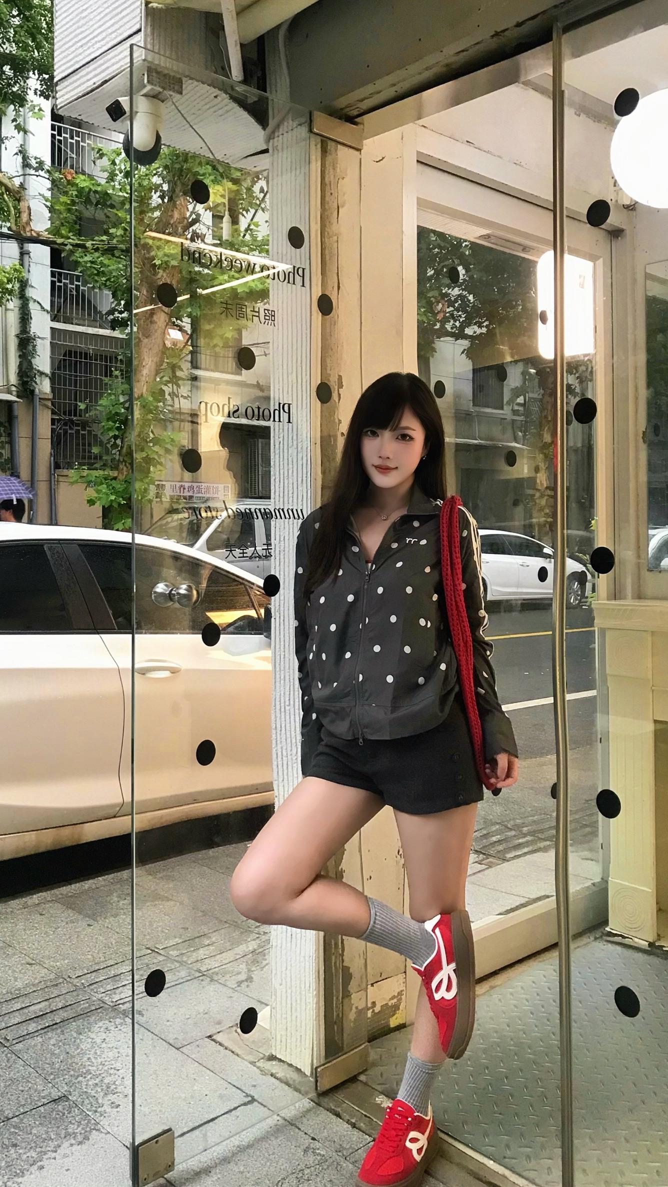 被机关枪扫射的时候我低头整理齐刘海躲过一劫