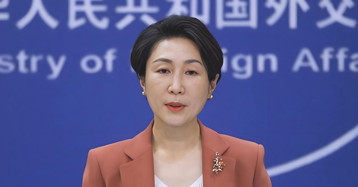 日本首相高市早苗最近的日子不太好过。她一边喊着"中国威胁论"，一边推动修改武器出