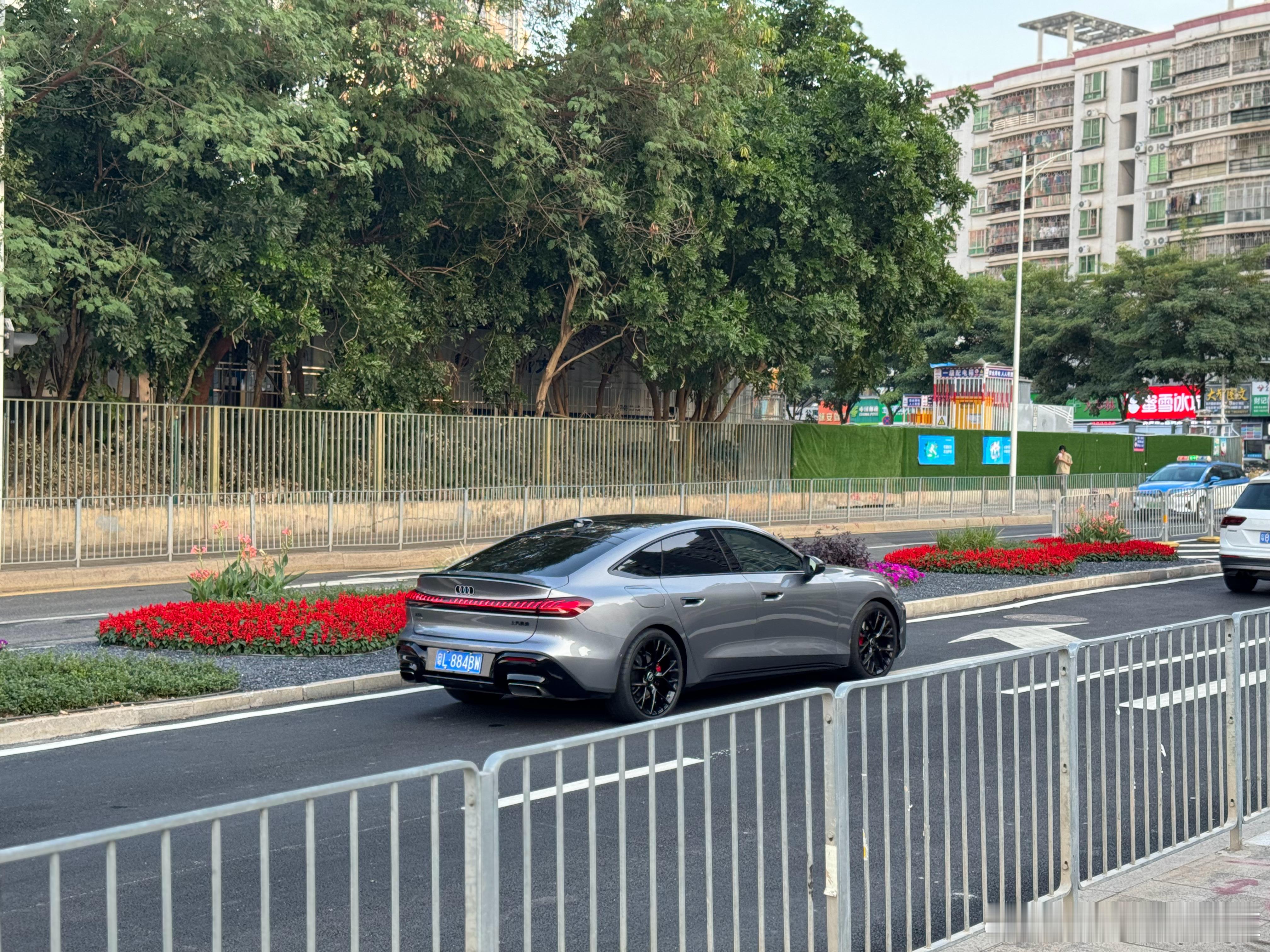 上汽奥迪A5L Sportback 确实挺成功的，周末和媳妇骑行遇到一台。因为是