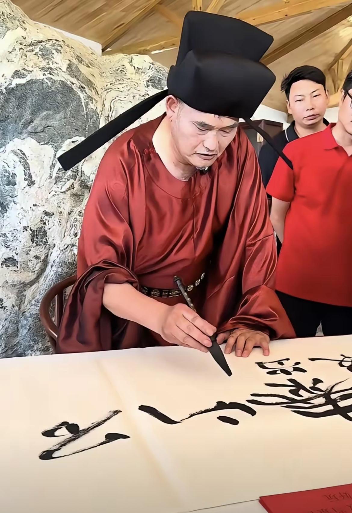 老师真是演啥像啥。
虽农民出身，但是有一身才艺。
人家功成名就是因为人家虚心好学