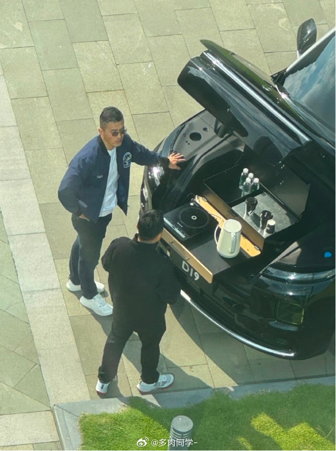 嚯！零跑D19这个大前备箱仔细看放了热水壶和电磁炉[震惊]当时看大家的静态体验就