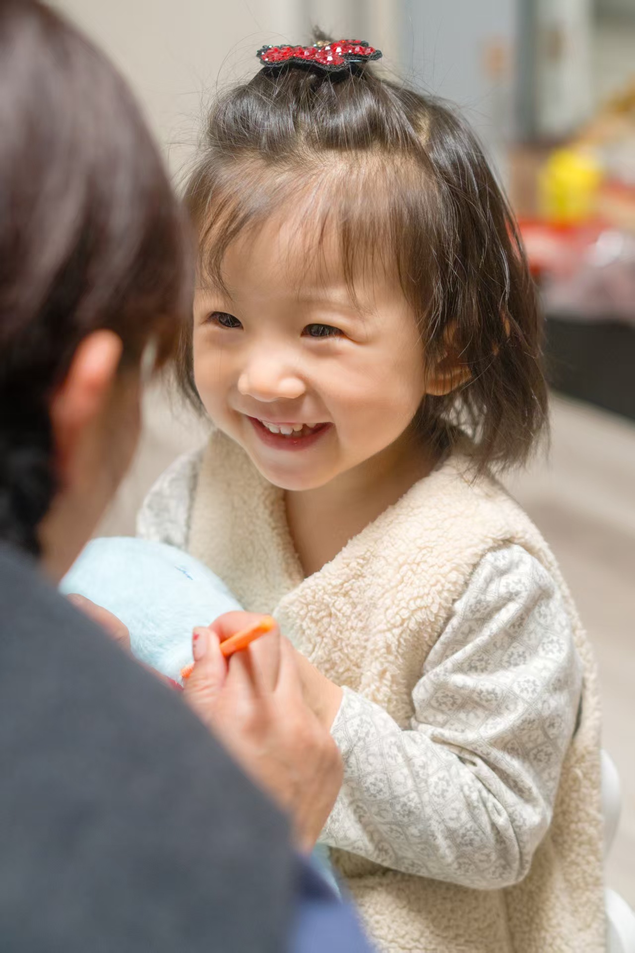 *碎碎念*带了两只小马发夹，让果果二选一。她选了红的，花的给了我。晚上见到她妈。