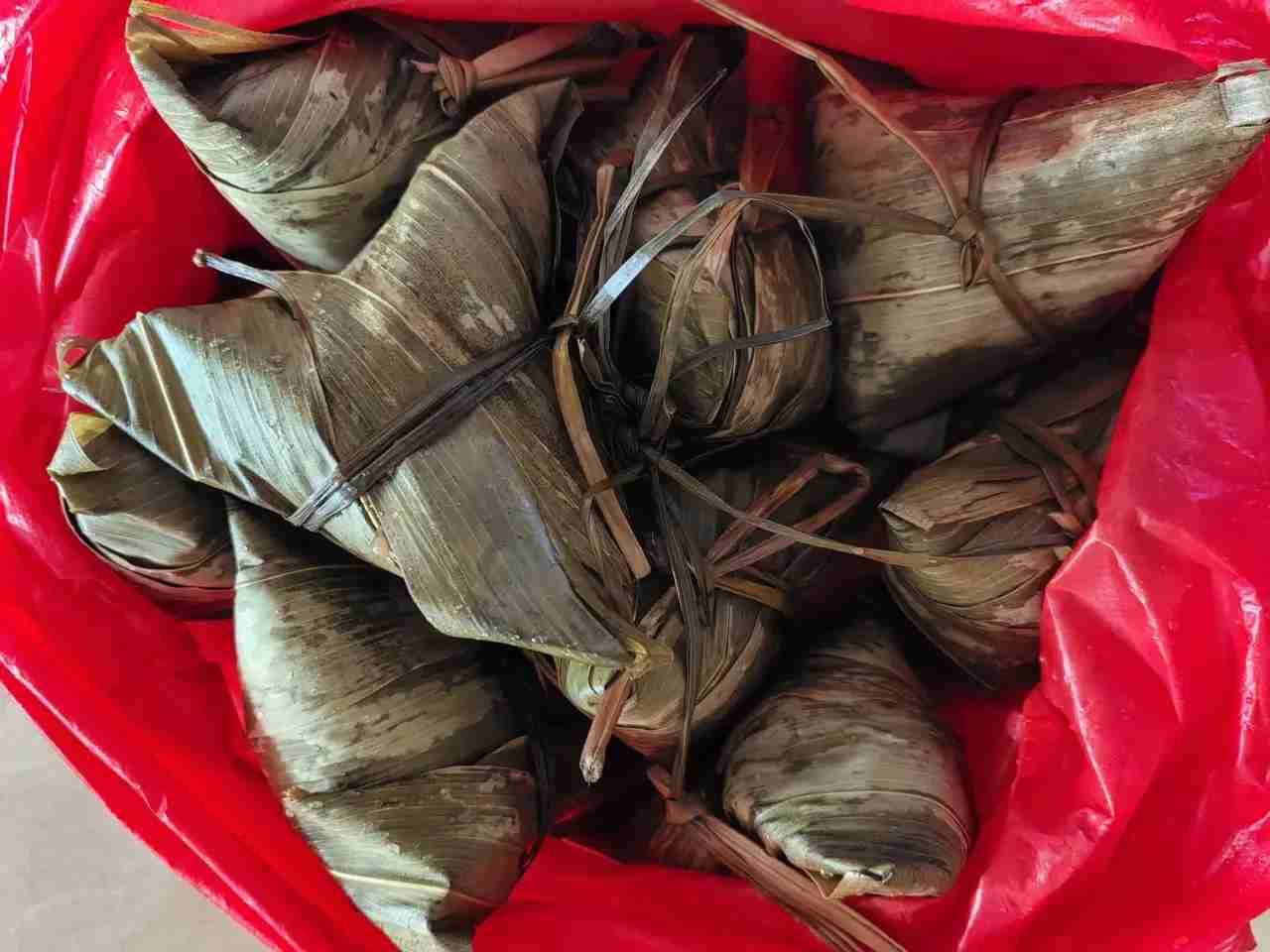 佛系老板又打算关店回老家乡下过端午了。

我问道：“端午节快到了还关店回去？”