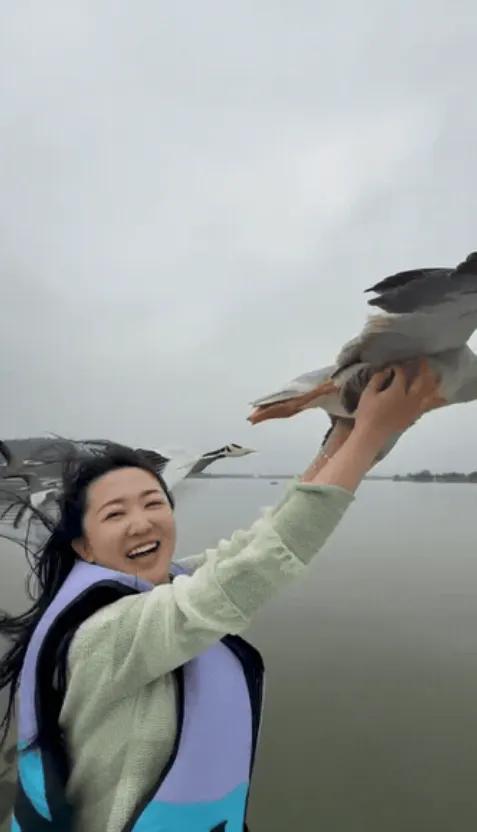 湖北武汉，一位女子一次普通的湖边散心，竟偶遇了全网刷屏的治愈名场面，还被人民日报