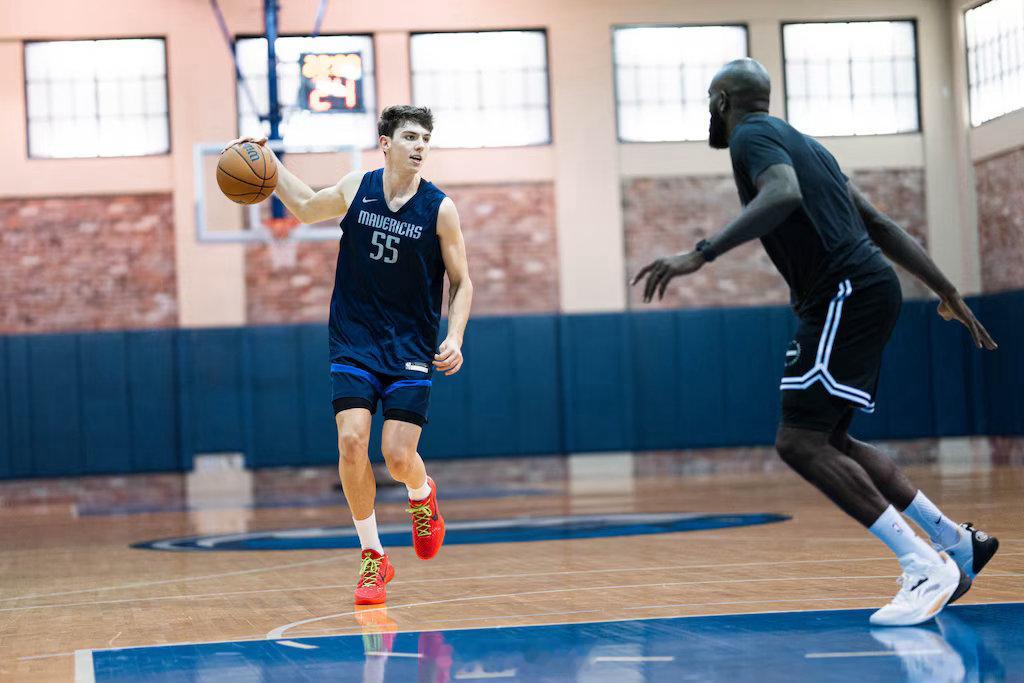 德拉雷亚这单挑的是昆西·阿希（Quincy Acy）？22年夏天退役后去独行侠发