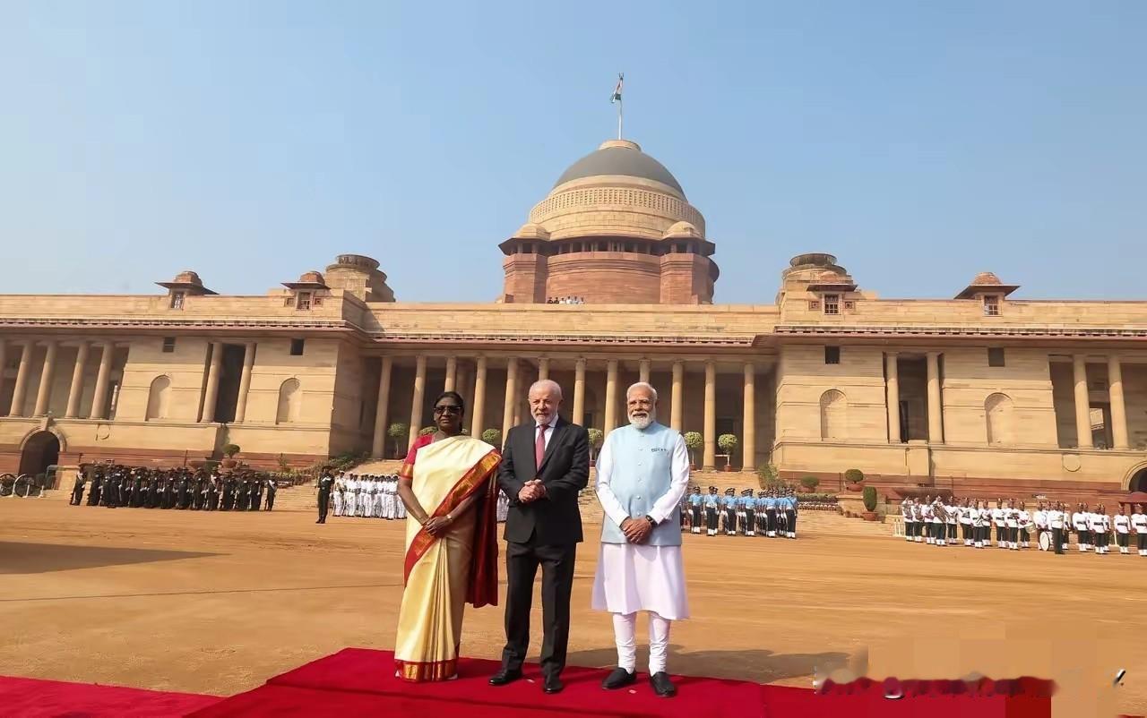 卢拉到访新德里，印度给足了排面！


最高礼遇的欢迎仪式上，莫迪总理和女总统一同