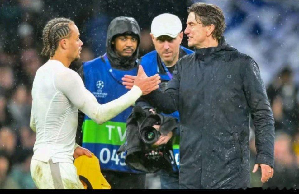 热刺1月21日讯 本轮欧冠联赛，热刺主场2-0完胜多特蒙德，止住了此前的颓势，在