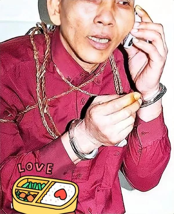 2005年，江门看守所，黄景被五花大绑，即将押赴刑场，留下临刑前，他被允许给家人