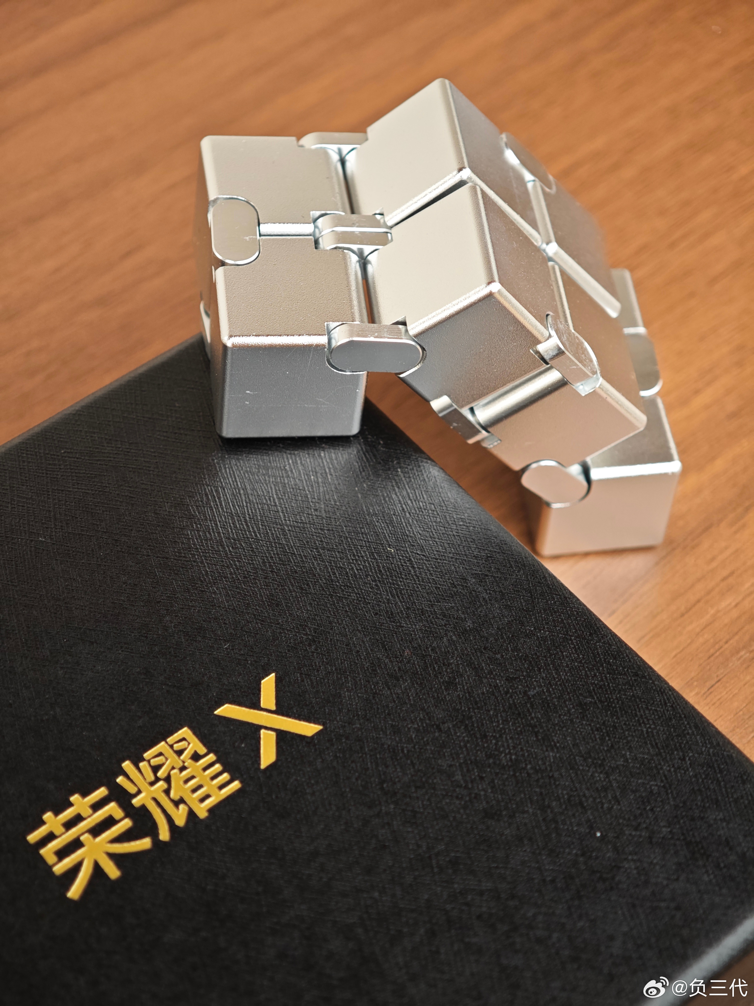 荣耀X80 Pro Max的邀请函，二阶金属魔方十分硬核，这台手机在续航、耐用性