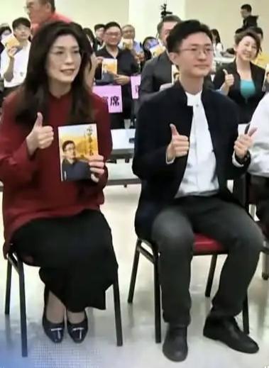 侯汉廷给郑丽文提了个醒，访美暗藏巨大陷阱。


侯汉廷对郑丽文即将开始的访美行程