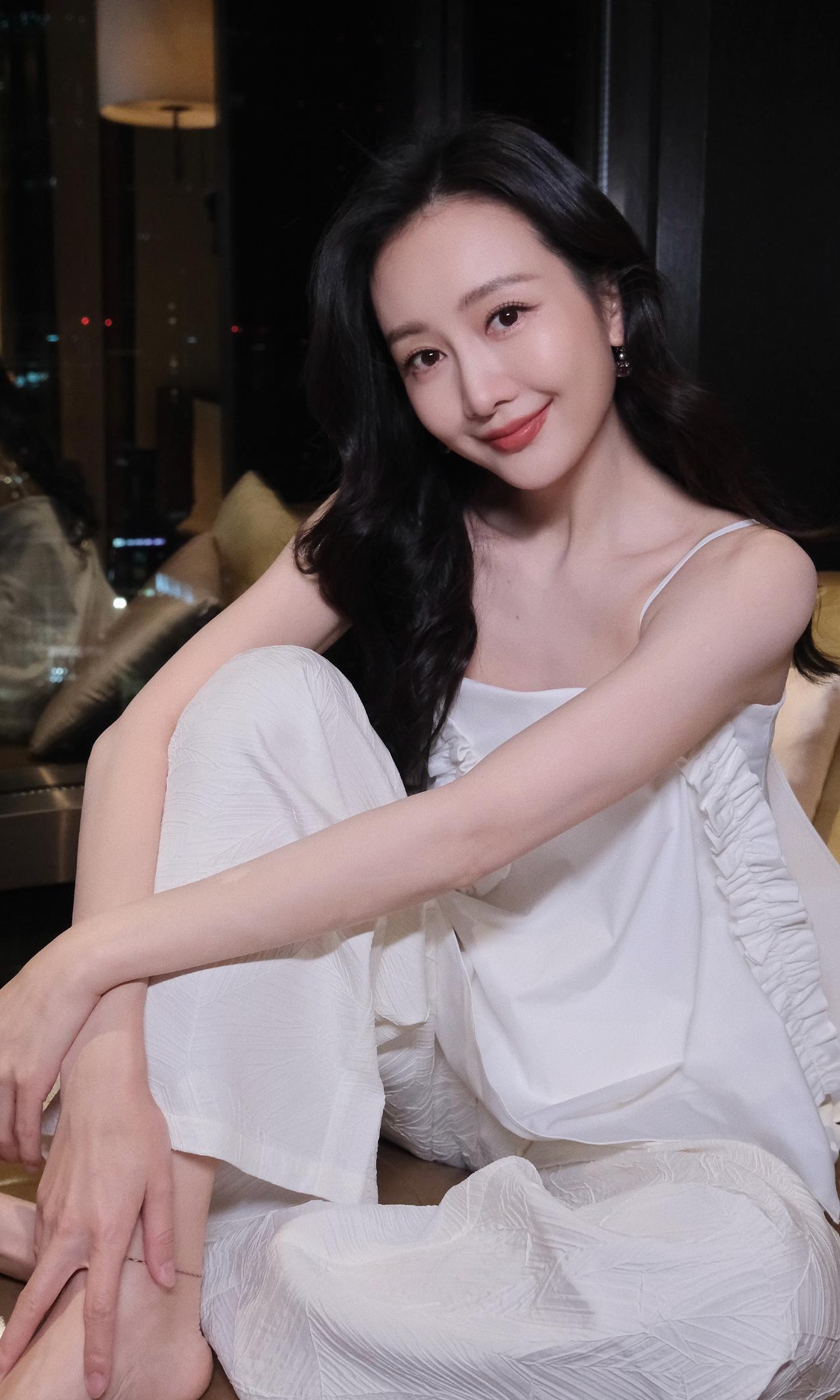 王鸥现在接工作主打一个随缘，只要档期合适，女二女三女四都能接，片酬也愿意打折。主