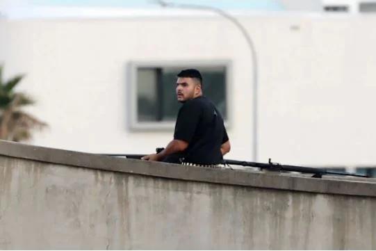 (互联网照片)案发当天，纳维德，阿克拉姆站在-座桥上开枪。
(悉尼17日综合电)