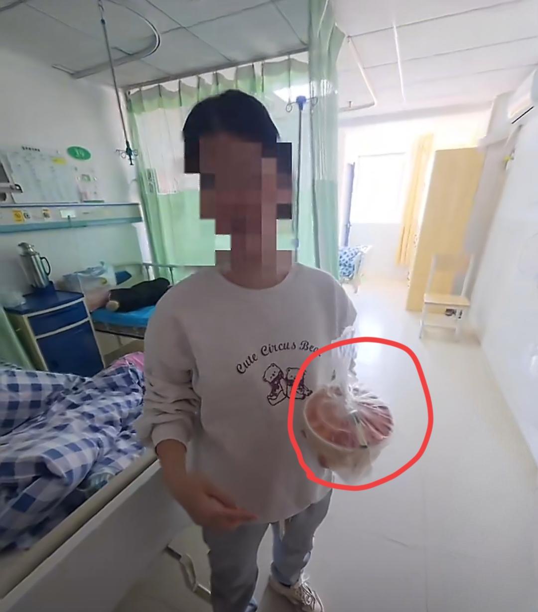 病房里的“黑幕”：15元“营养餐”竟是8.9元拼好饭！病患被薅羊毛，外卖小哥怒揭