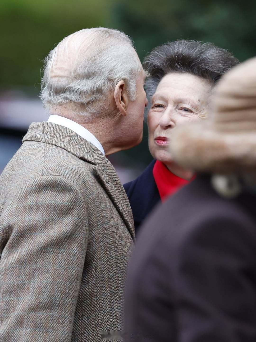 英国王室  今天查尔斯三世、卡米拉王后、安妮长公主和蒂莫西劳伦斯爵士在诺福克郡圣