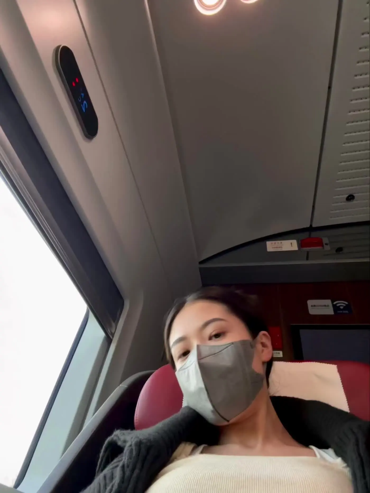 一个人坐了好久 想了好多事 久久不能释怀 突然感觉原来30多岁才能真真...