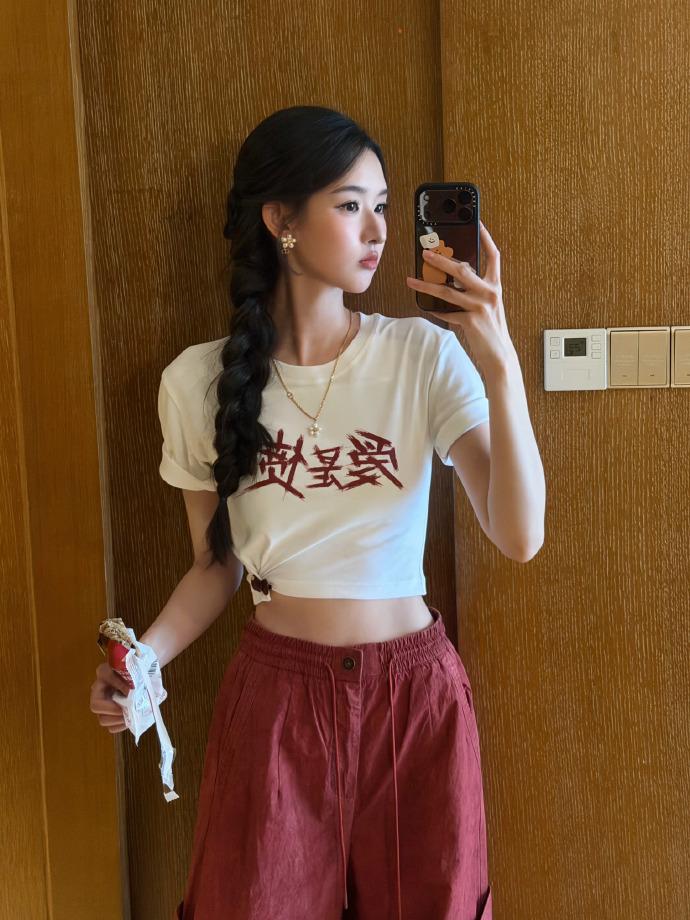王玉雯分享了一组包含街拍、动物和写真的小碎片，这套造型展现了休闲与甜美的风格，确