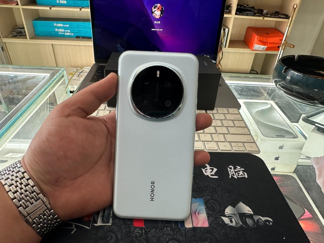 都在夸iPhone质感好，怎么我觉得荣耀Magic7 Pro质感不输iPhone
