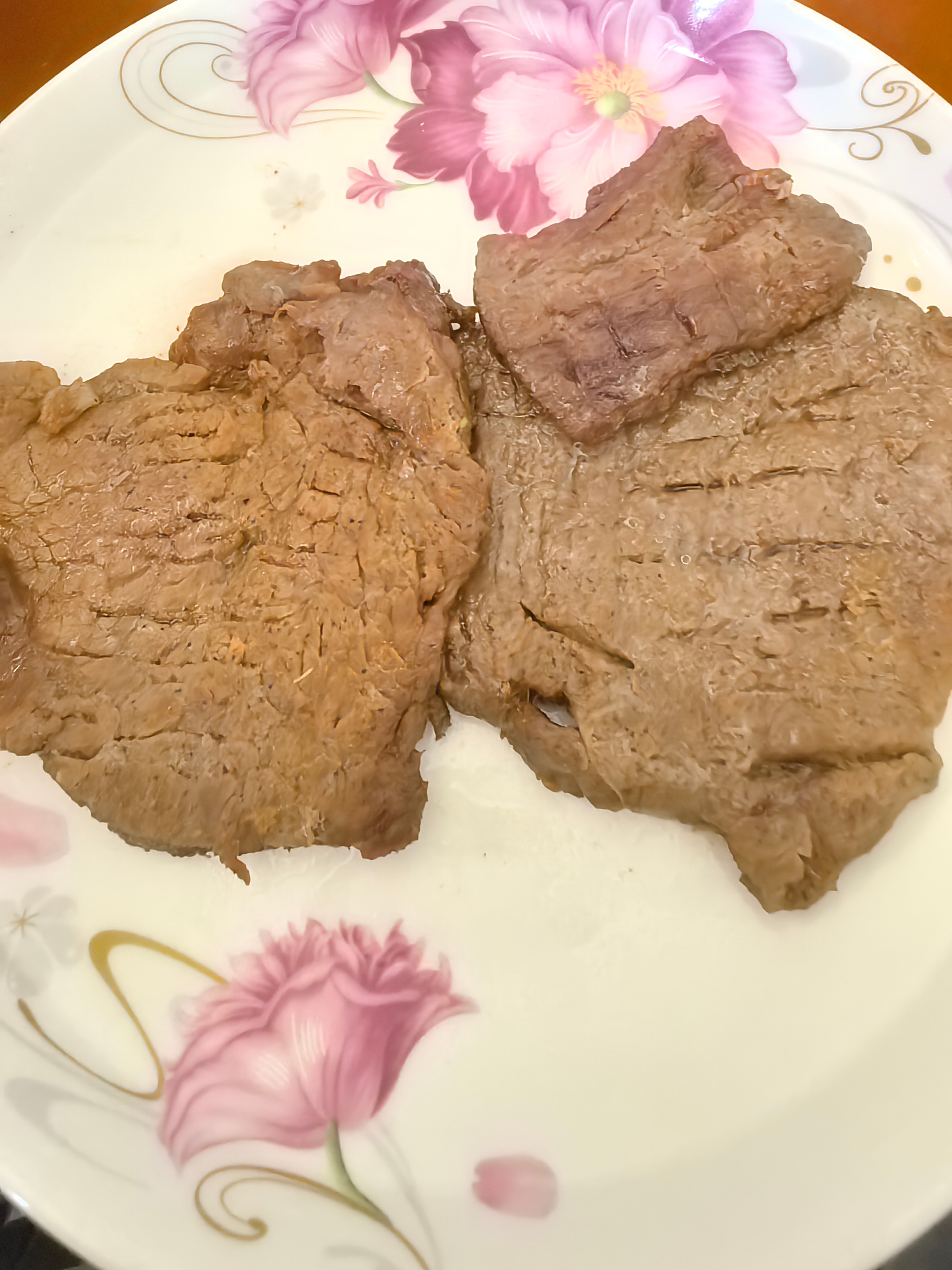 今天来份自制牛排🥩很不错挺嫩的好吃，摆盘忽略哈！ 