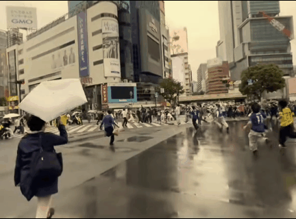 日本国足，2：2绝平荷兰后，在东京最繁忙的涩谷十字路口，大量球迷迅速围到了一起，