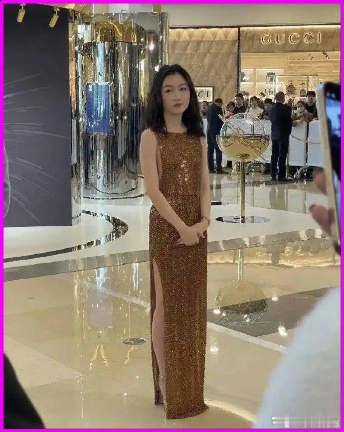 32岁周冬雨增肥后气质蜕变，一袭开叉长裙尽显温柔浓郁女人味。 