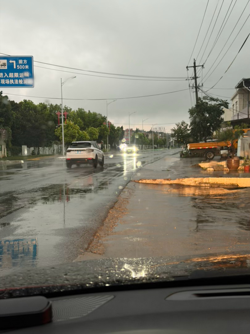 下雨天开车有心理阴影了你们雨天出行一定要注意安全哦 