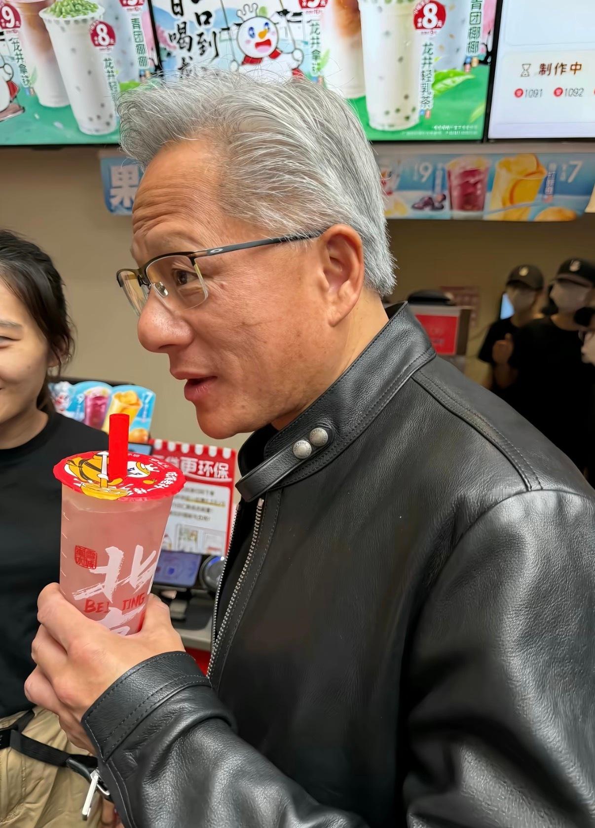 有钱人降维到你的层次大家就会觉得他特别亲切 活人感 