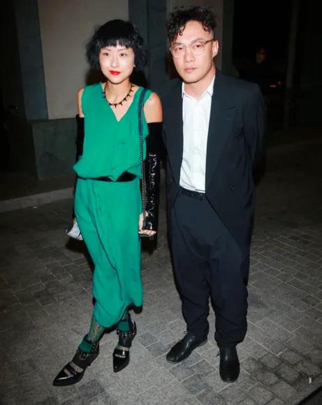 一次节目，主持人问陈奕迅：“你老婆这么败家，你受得了吗？”陈奕迅坦言：“她还没我