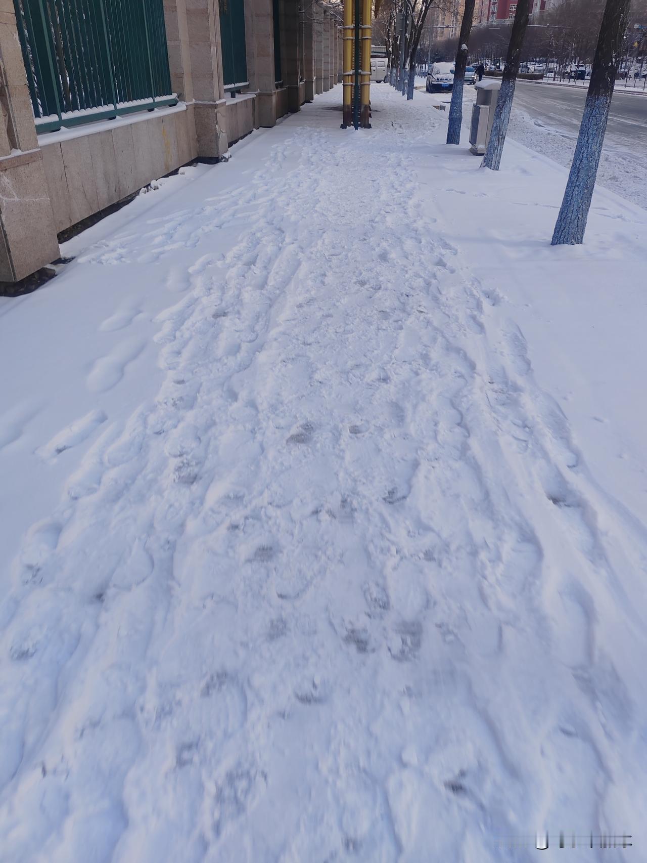 看这脚印子，跟被野猪拱过似的，前面大哥刚走出“螃蟹步”，后面大妈就踩他脚印子来了