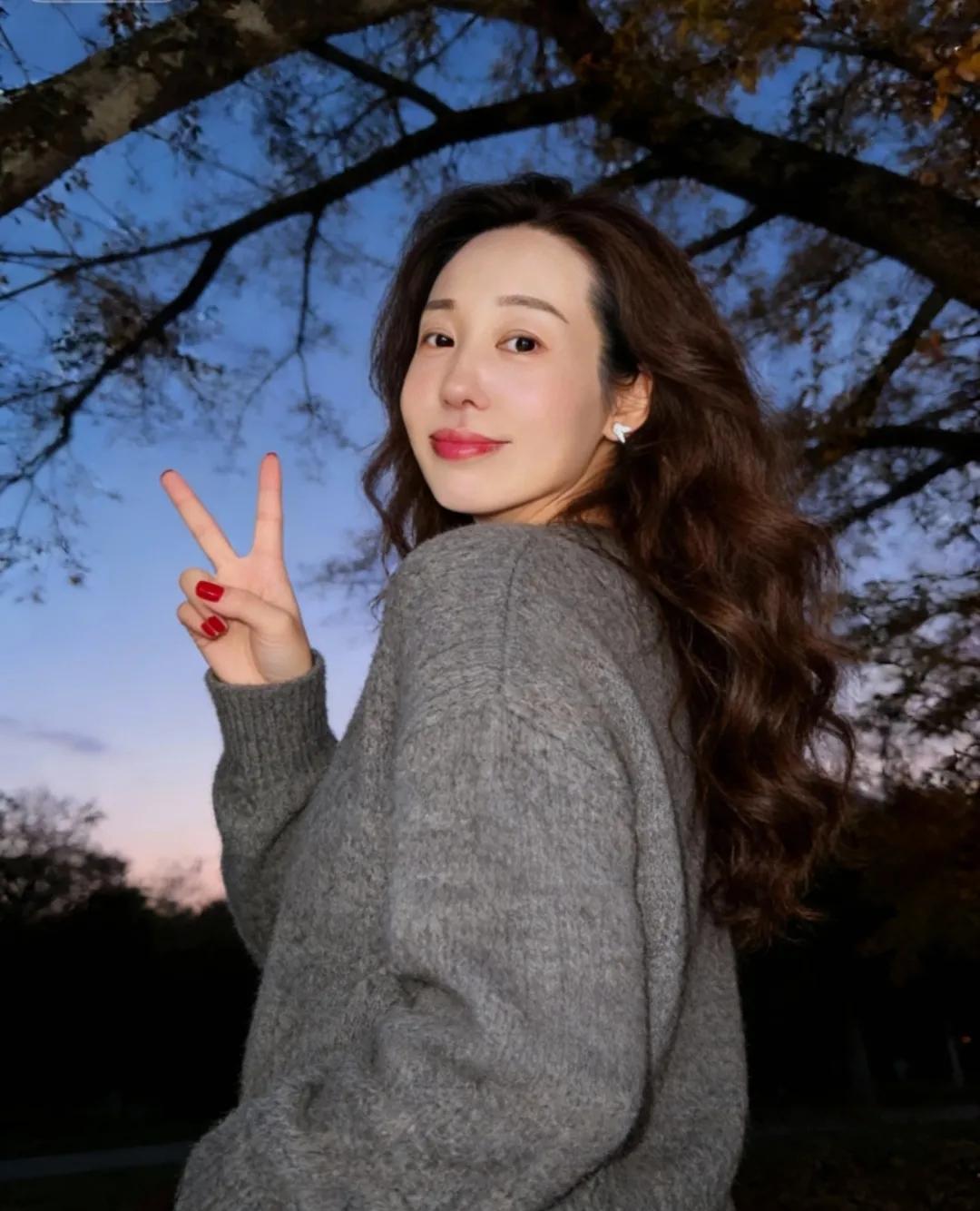 82年43岁
单身离异12年
我后悔了
31岁那年非要离婚
爸妈气得半年没理我