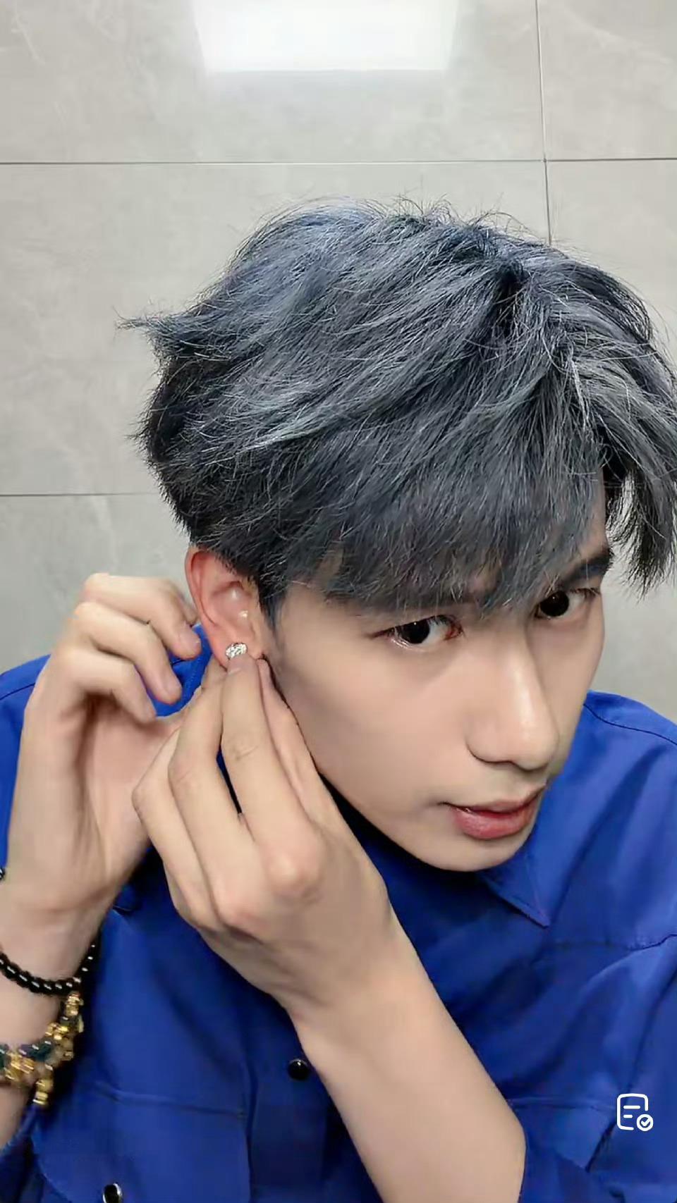 胡先煦直播晒新发色 胡先煦真就是那种把粉丝随口一提的话放心上的人，这执行力绝了。