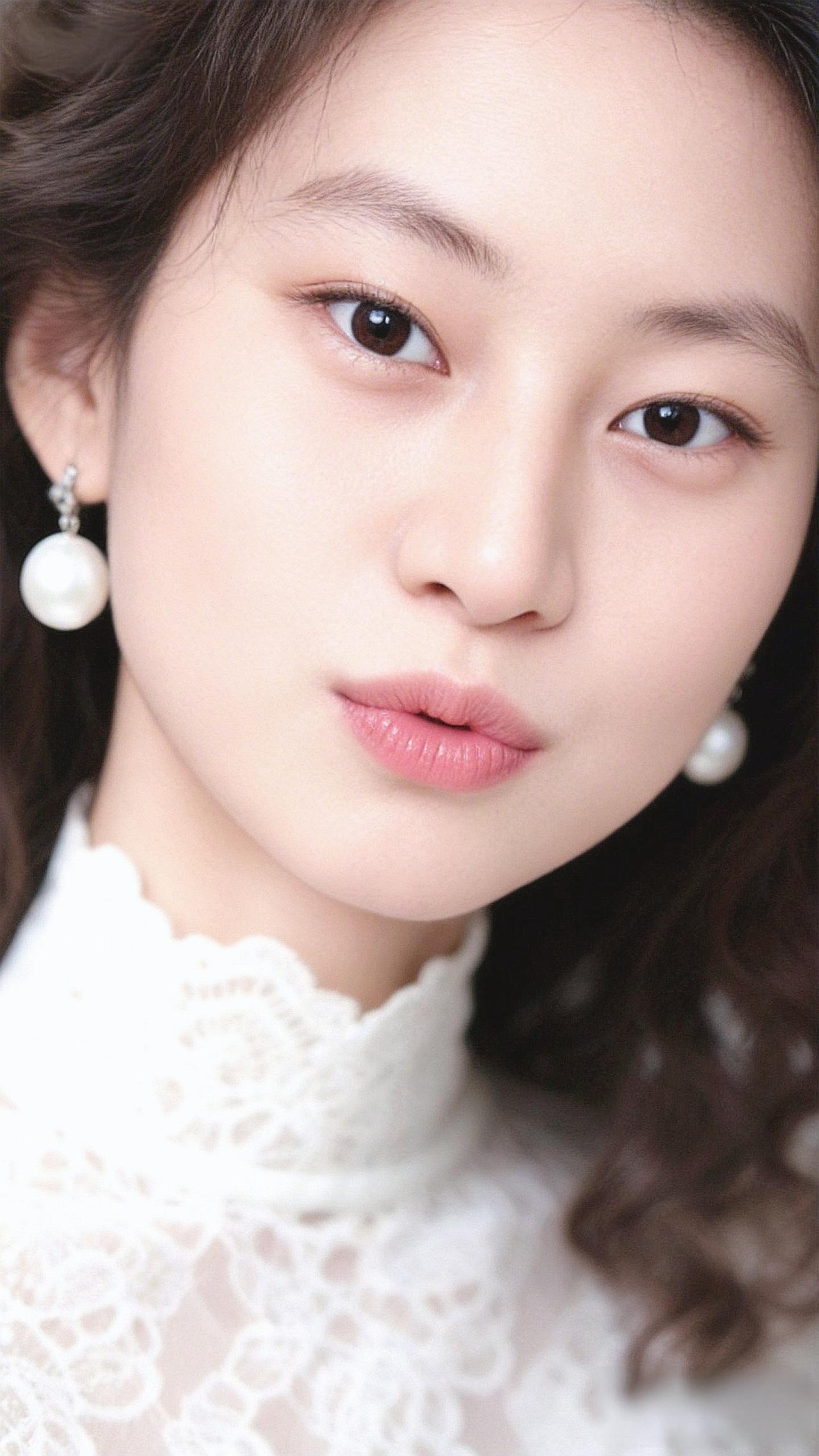 温柔优雅的少女，珍珠耳环点缀，蕾丝白衣，宛如梦幻。