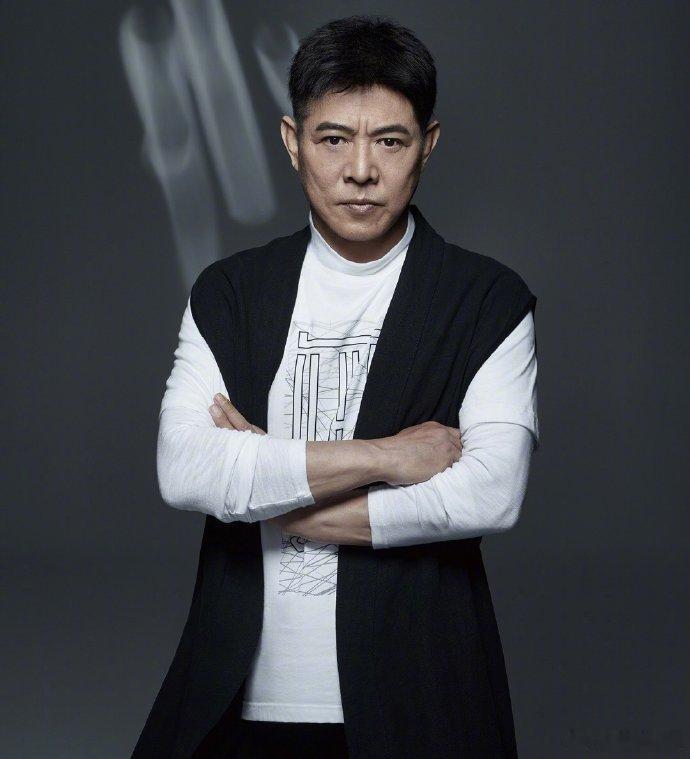 李连杰短剧实绩李连杰拍短剧的原因别人挤破头抢大制作主角，李连杰偏在短剧里当引路人