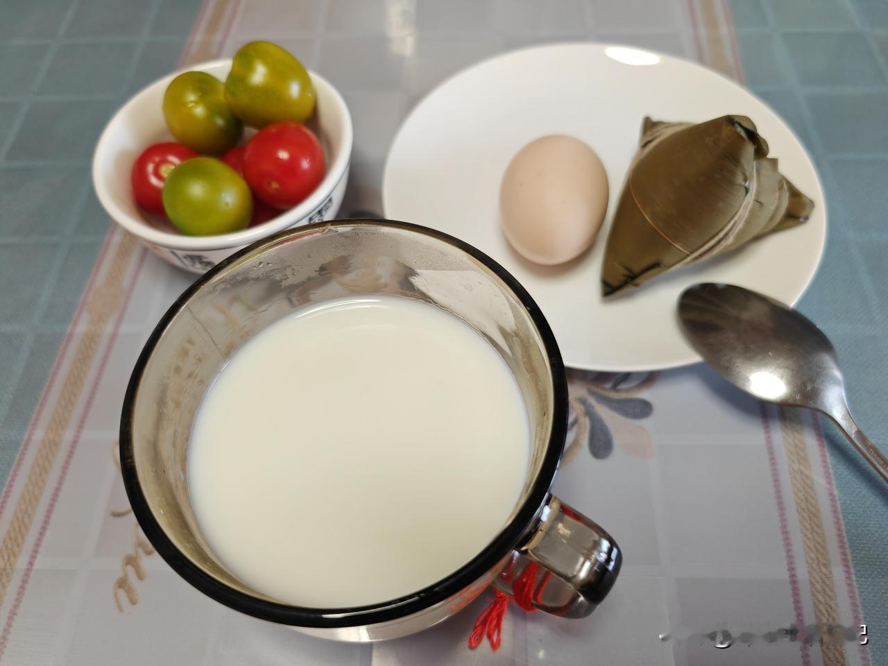 从早市回到家都八点了，洗洗手，先煮上一个鸡蛋，再接一壶水烧开。

早市上买的板栗