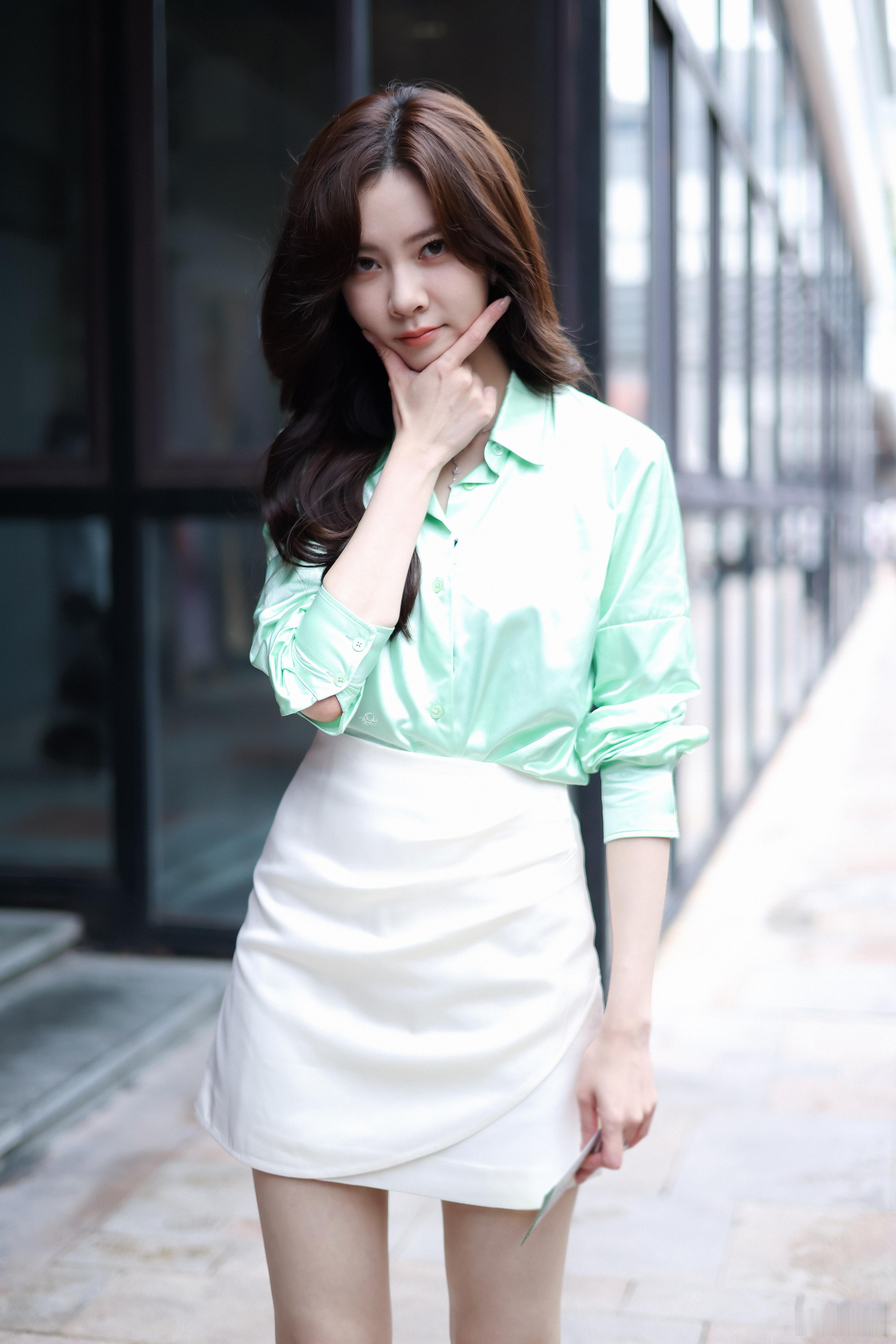 宋妍霏 💚 珠海拍摄《成家》路透，夏日清爽look，大长腿好优越 ​​​