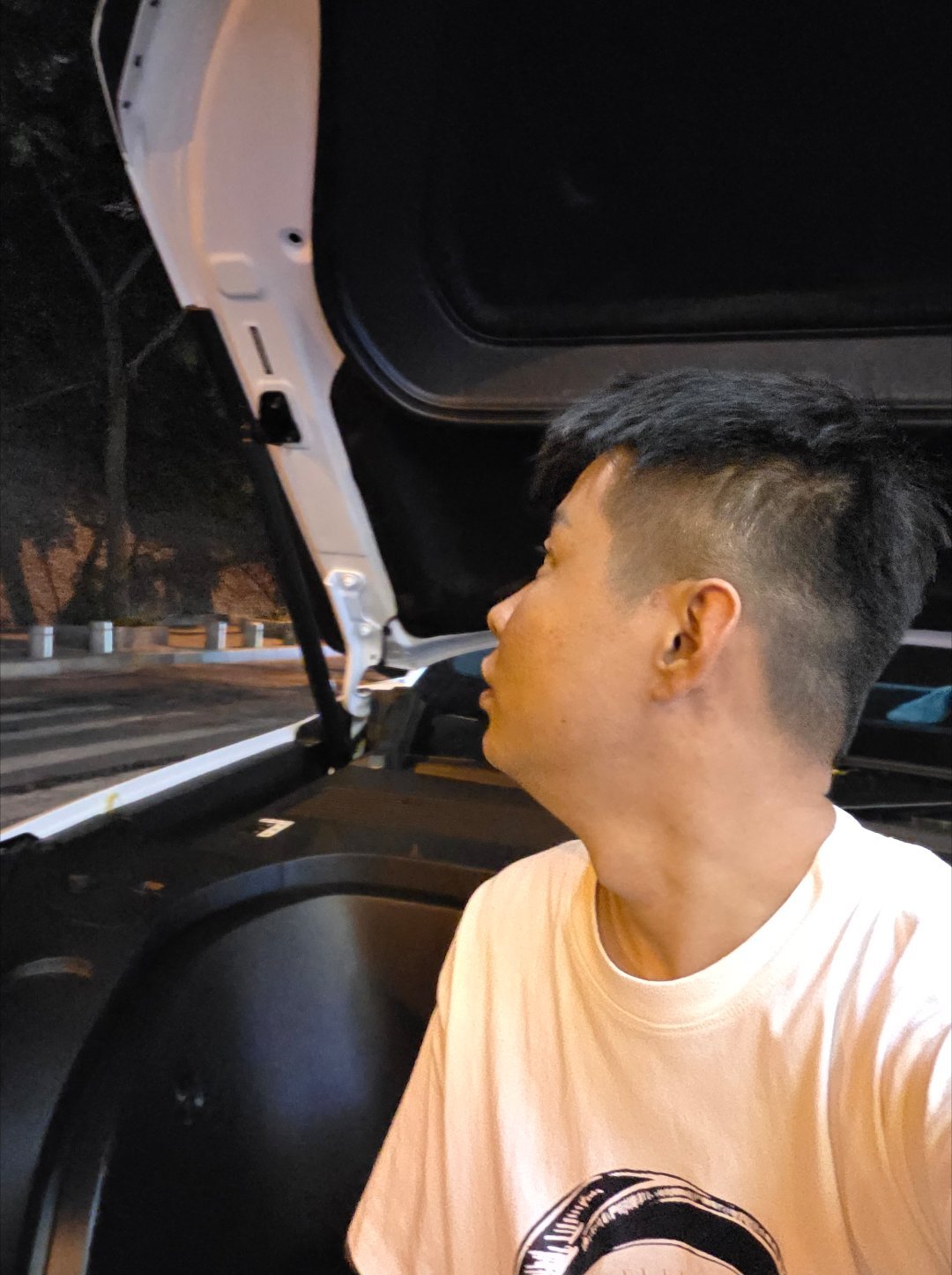 靠在乐道L90的前备舱来一根。 ​​​