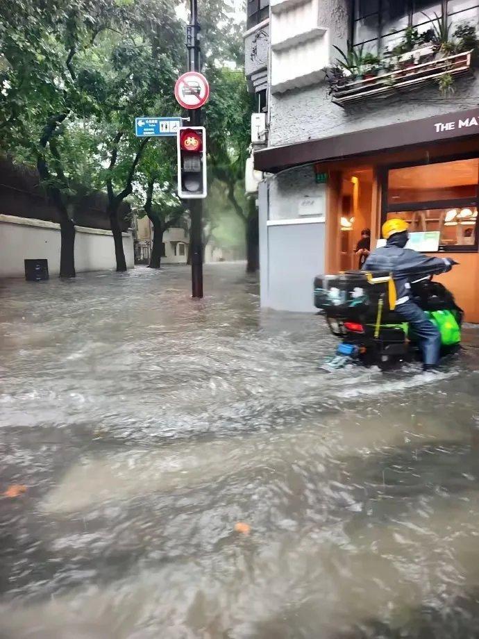 任何城市的排水系统都有能力上限，上海也不例外。这次上海降下强度罕见的暴雨，短时雨