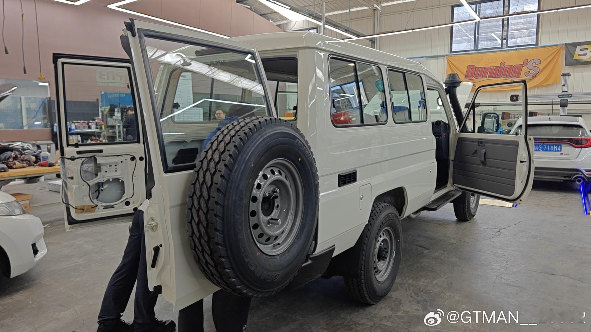 lc78这车侧围板竟然还不是一体的，切割大事故车呢，一言难尽。 