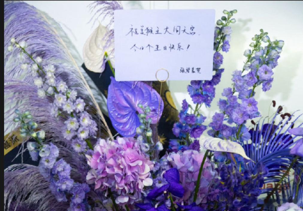 张碧晨给张艺兴送花篮看到了张碧晨给张艺兴演唱会送花篮，祝俩人友谊久久[送花花][