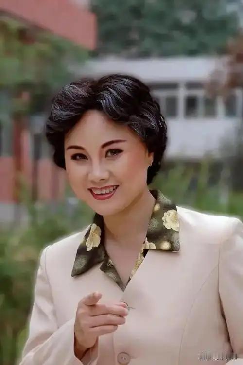 在近期的访谈中，作家李娟再次直白提醒年轻人，不要轻易把写作当成全职职业，这份清醒