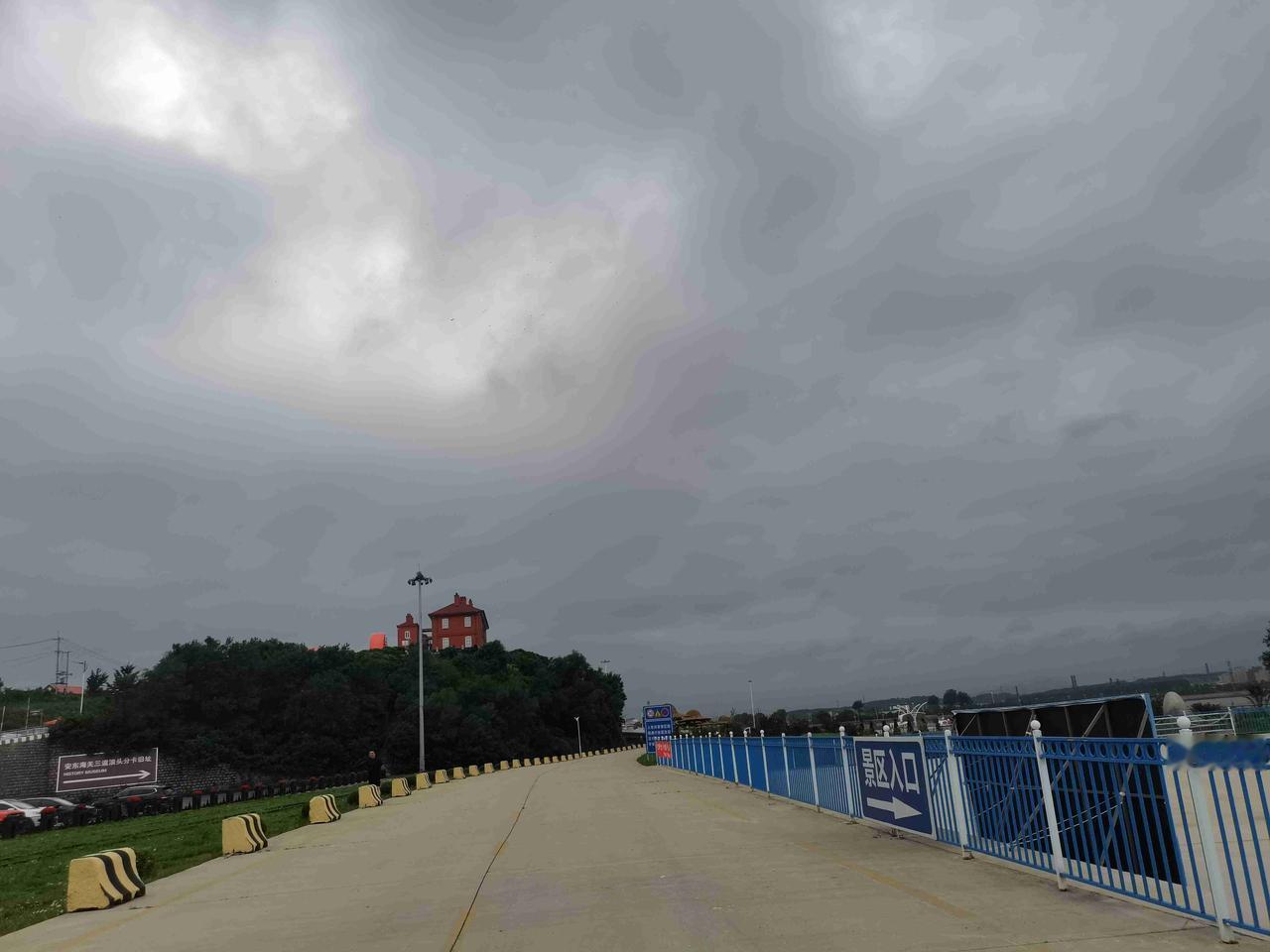 我的今日状态：🏝️旅行度假
我这里的天气：🌧下雨