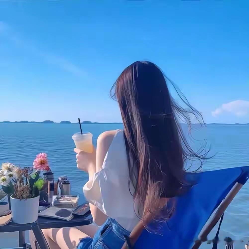 丫头
慢慢你会变得越来越安静
不是性情变得冷淡
而是历经人情冷暖
看清了很多人与