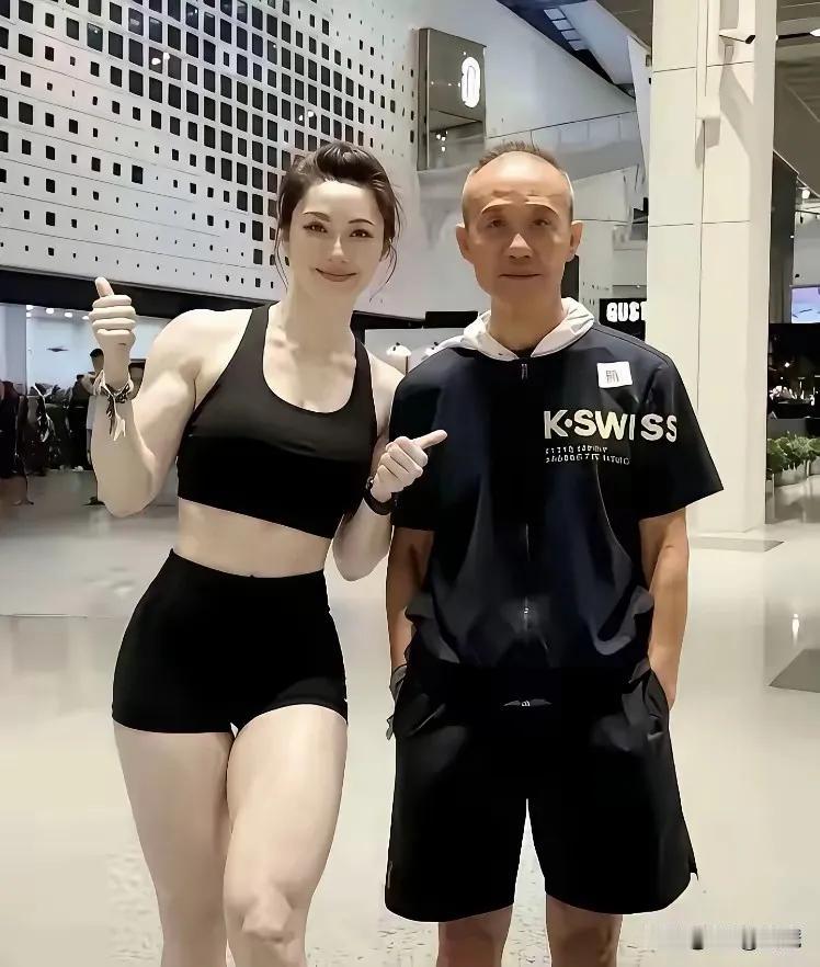 今年75岁王石和他的健身教练的合影照片，王石作为万科的开创者，凭借超前的经营理念