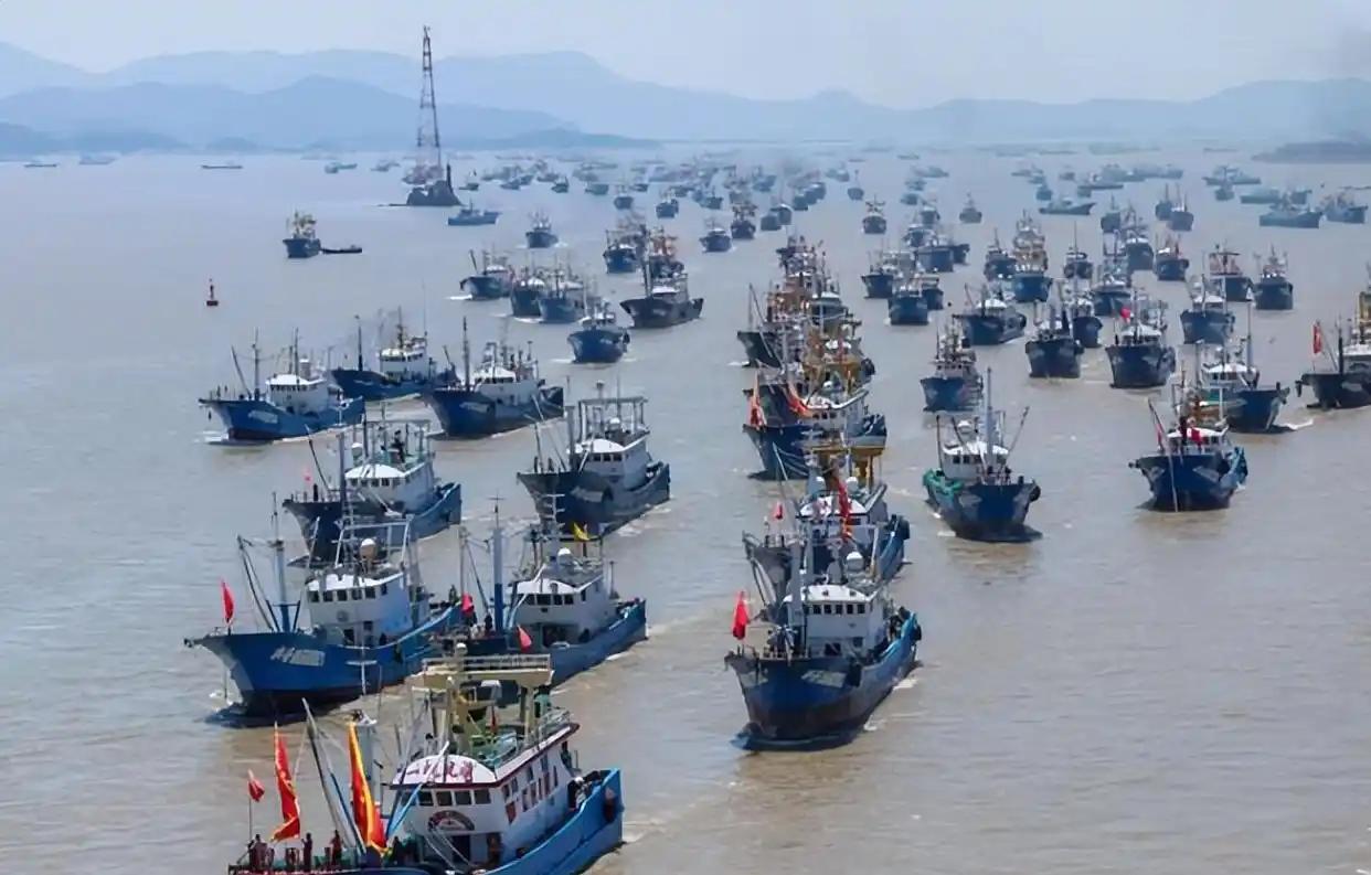“既然不想走，那就别走了！”美国测量船赖在中国海域不愿离开，中国渔民为国家领土安